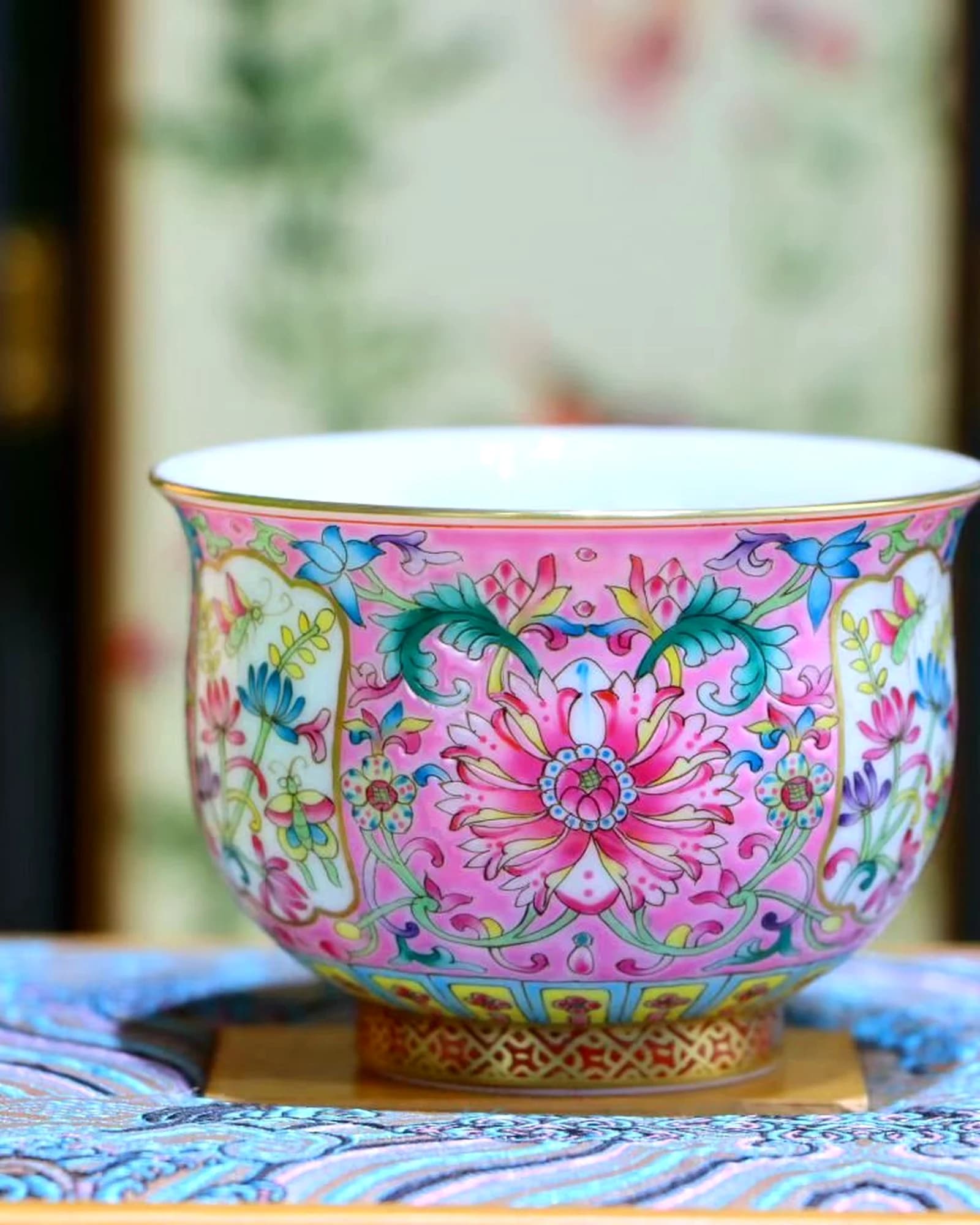 Famille Rose Lotus Window Lu-style Cup